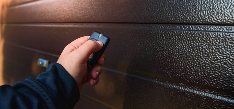 automatic door opener with remote control in Garnet